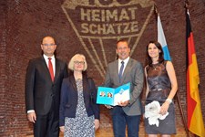 Heimatminister Albert Füracker und Kunstministerin Prof. Dr. med. Marion Kiechle prämieren 100 Heimatschätze